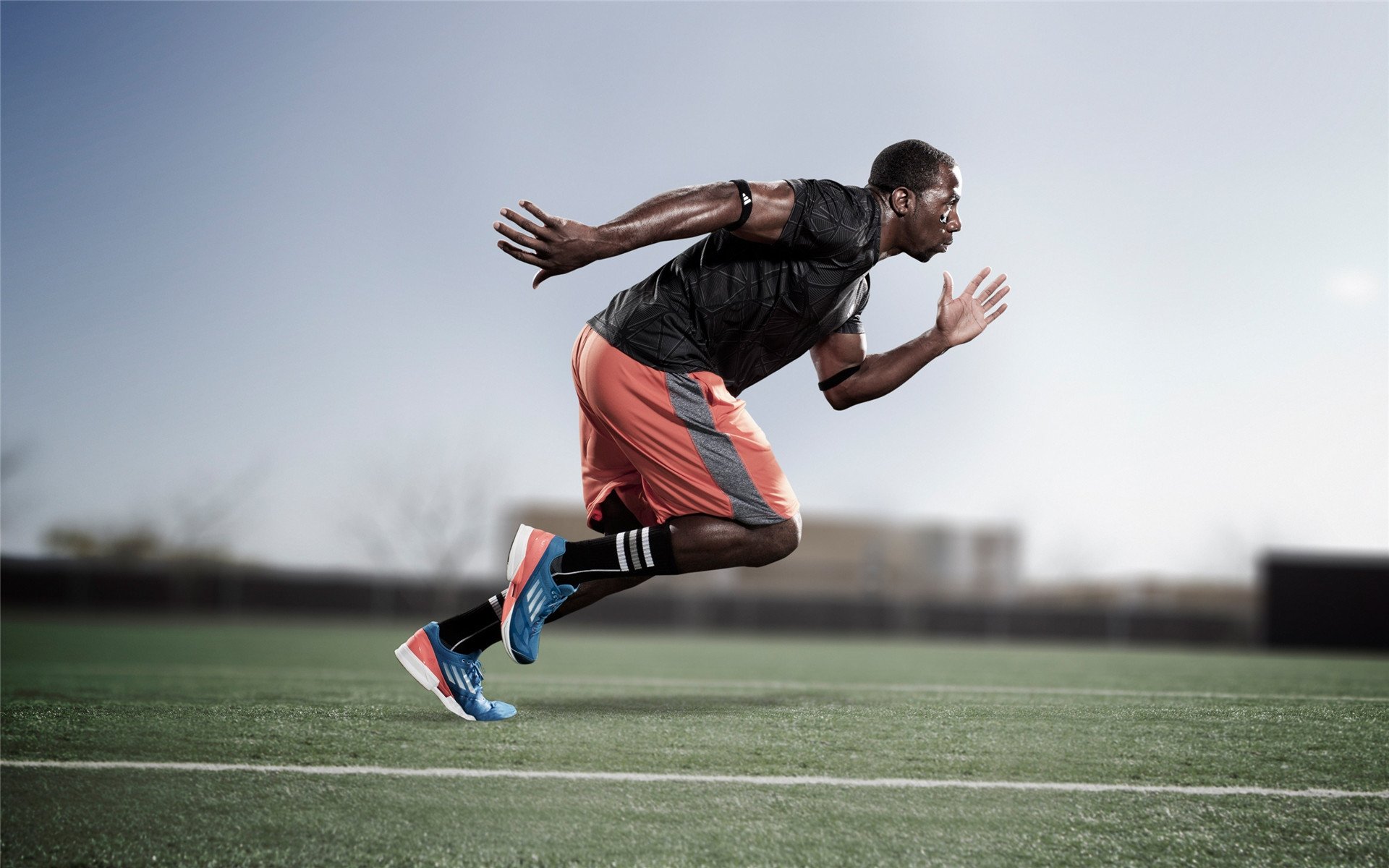 爱游戏体育入口-英超争冠激烈：胜负变幻无常，悬念不断，英超冠军争夺